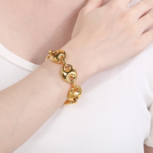 Dettaglio del bracciale a maglie chicco di caffè da 19mm placcato in oro sul polso