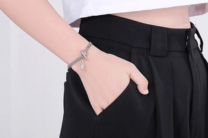 Detail der Gitarren-Anhänger und OT-Verschluss an doppellagigem Titanstahl-Armband
