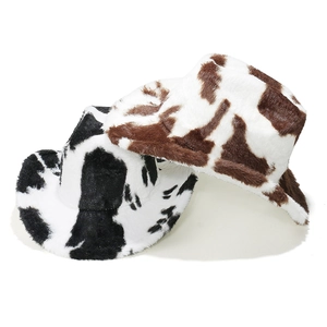 Chapeaux de cow-boy en peluche motif vache, coloris noir-blanc et marron-blanc, à plat