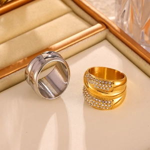 Anillo multicapa con baño de oro de 18k y banda lisa de acero inoxidable plateado