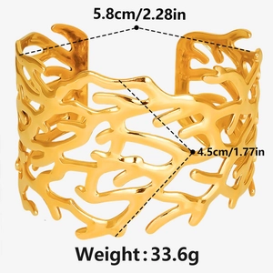 Detailed view of C-shaped hollow gold bracelet with dimensions 5.8cm and 33.6g weight