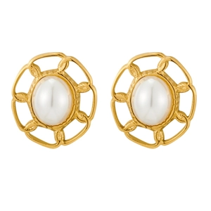Élégantes boucles d'oreilles ovales dorées avec perles blanches sur fond blanc pour femme
