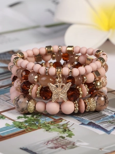 Nahaufnahme des böhmischen mehrlagigen Perlenarmbands mit goldenem Schmetterlingsanhänger