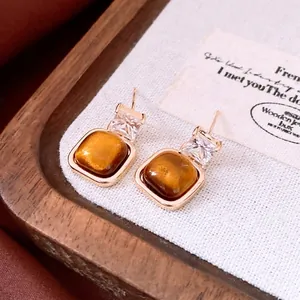 Boucles d'oreilles carrées en œil de tigre plaqué or 18K avec accents de zircon brillant