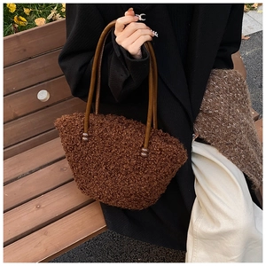 Détail du sac cabas marron en peluche avec poignées en cuir lisse pour la saison hivernale