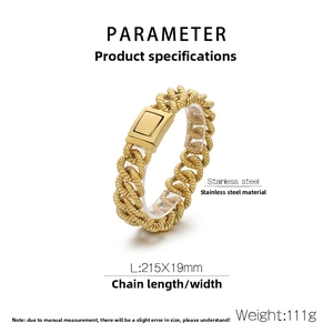 Vue détaillée d'un bracelet en acier inoxydable doré 18 carats avec chaîne torsadée