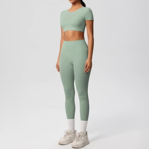 Détail d'un ensemble de yoga vert sauge avec legging taille haute et crop top sans couture
