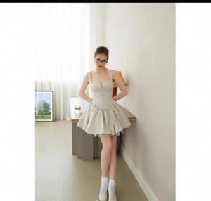 Détail du tissu jacquard floral sur une mini-robe française avec taille élastiquée