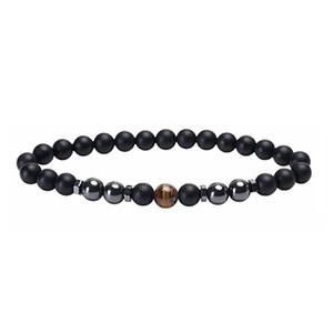 Gros plan de perles d'onyx noir mat 6mm avec hématite et une pierre d'œil de tigre