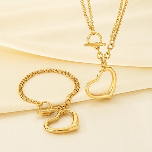 Ensemble collier et bracelet cœur évidé style Ins avec fermoir OT sur tissu beige