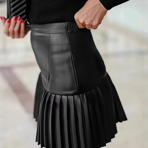 Damen Lederrock in Schwarz mit hoher Taille und Faltenwurf in A-Linie, Seitenansicht