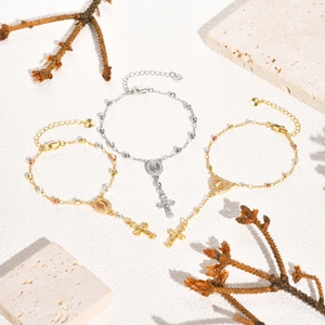 Vue détaillée de bracelets en cuivre avec croix et médailles religieuses sur pierre