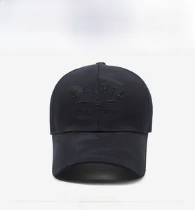 Detailaufnahme der hochwertigen 3D-Stickerei und des Camouflage-Stoffs dieser Baseballkappe