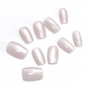 Faux ongles œil de chat blanc clair avec finition nacrée et forme cercueil élégante moyenne