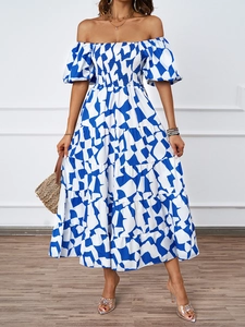 Dettaglio dell'abito con stampa geometrica blu e bianca con gonna a balze e maniche a sbuffo