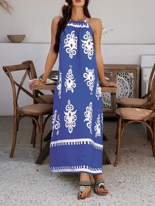 Detail des blauen Blumen-Halter-Maxikleids mit dekorativem Wellensaum und Printmuster