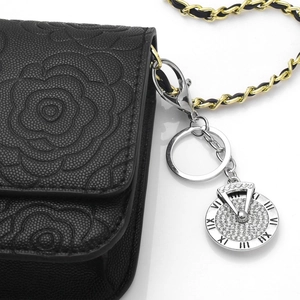 Porte-clés étoile sur sac à motif camélia noir avec chaîne dorée et pendentif horloge strass