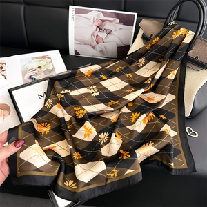 Élégant foulard en soie à losanges avec fleurs jaunes et accessoires de mode chic