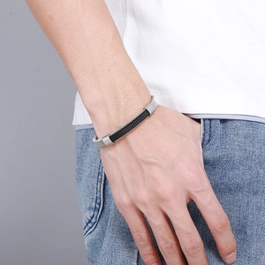 Bracelet tressé noir pour homme avec fermoir en acier inoxydable argenté sur le poignet