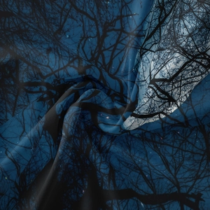 Dettaglio del tessuto leggero dell'arazzo della foresta con motivo di notte stellata