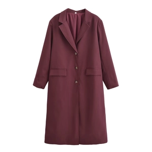 Élégant trench-coat long bordeaux pour femme avec col à revers classique et boutonnage simple