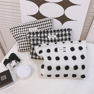 Trois élégantes trousses à maquillage en tweed noir et blanc avec étiquette simple wish