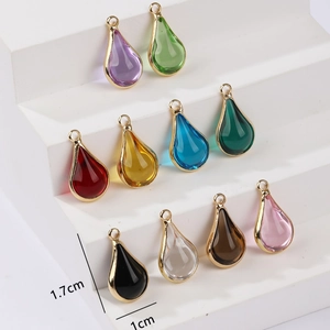 Pendentifs en cristal goutte en dix couleurs avec bord doré sur présentoir blanc