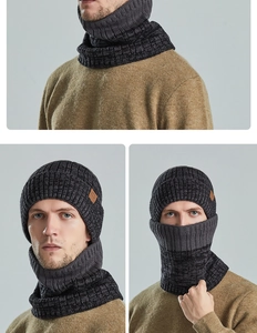 Detail van grijze gebreide muts en nekwarmer set met dikke geribbelde textuur voor winter