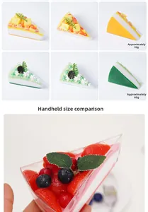 Detail van kunstmatige slagroomtaart modellen met fruit in transparante verpakking