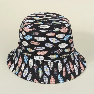Détail d'un chapeau de soleil en coton pour enfant avec plumes colorées sur noir