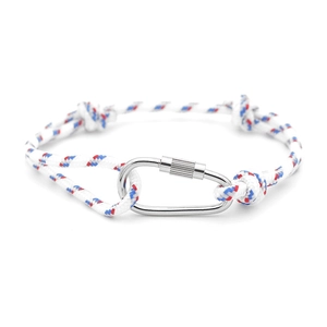 Dettaglio del bracciale in corda RPET rosso bianco e blu con moschettone in metallo argento