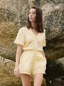 Ensemble jaune deux pièces pour femme avec haut col V et short à bordure festonnée