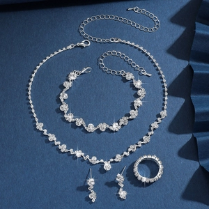 Set gioielli da sposa in argento con strass scintillanti su sfondo scuro