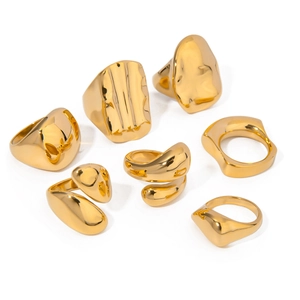 Set di sette anelli in acciaio inossidabile placcato oro 18K dal design organico
