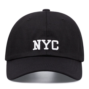 Klassische schwarze Baseballkappe mit weißer NYC-Stickerei und gebogenem Schirm für Freizeit