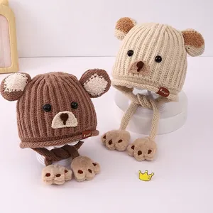 Gestrickte Bären-Ohrenklappenmützen für Kinder in Braun und Beige mit Pfotenquasten