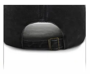 Détail de la casquette de baseball en jean noir délavé avec boucle en métal réglable