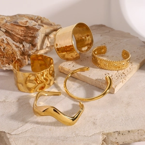 5-teiliges Set aus goldenen Edelstahl-Armreifen mit Hammerschlag und Glatt-Finish