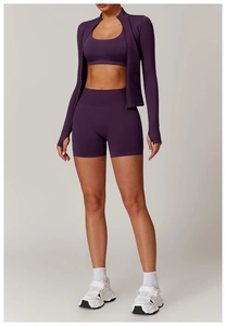 Detail der nahtlosen lila High-Waist Sportshorts und eng anliegenden Yoga-Jacke