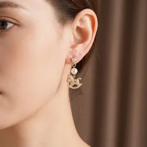 Asymmetric gold-plated pony and pearl earrings with cubic zirconia for a luxury look