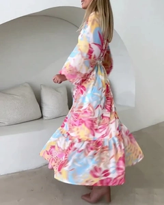 Dynamische Seitenansicht eines floralen Maxikleides mit Ballonärmeln und Rüschendetails