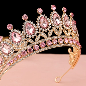Dettaglio della corona dorata con cristalli rosa a goccia e diamanti scintillanti