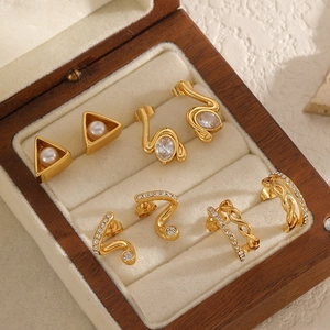 Set of 5 18K gold plated stainless steel earrings with crystals and pearls in box