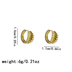 Détails des boucles d'oreilles cœur dorées avec dimensions de 1,5cm sur 1,7cm et poids 6g