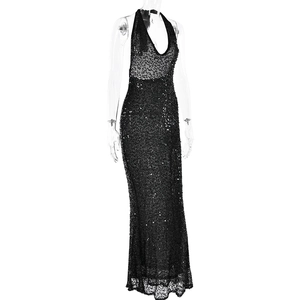 Dettaglio delle paillettes nere su un abito da sera con scollo a V e allacciatura al collo