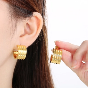 Élégantes boucles d'oreilles créoles en C plaquées or 18 carats avec texture ondulée