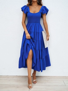 Détail de la robe bohème bleu roi avec manches à volants et jupe à plusieurs niveaux