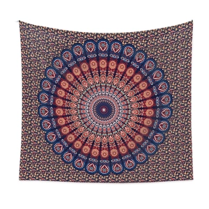Détail d'une tapisserie mandala bohème bleu marine et orange aux motifs floraux complexes