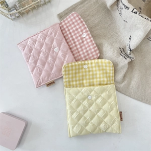 Pochette trapuntata a cuori rosa e gialla per assorbenti o cosmetici con chiusura a scatto