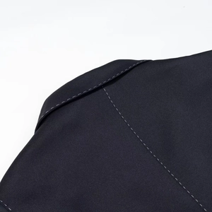 Giacca blazer trapuntata nera stile street con dettagli di cuciture bianche